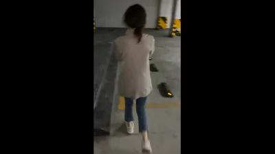 少妇在商场内地下车库偷情，楼道不舒服又去车后座干！