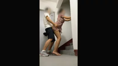 在同事家门口艹了，老公外出了，骚货寂寞难耐