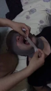 绿帽奴老婆亲手服侍老公吃精 性奋的要死 伺候老婆跟单男做爱舔逼