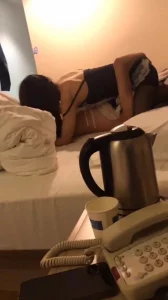 绿帽老公记录第一次献妻3p 黑丝老婆被单男干出哭腔一直哼唧(上)