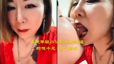 黑丝诱惑，舔脚儿奴摸逼扣逼