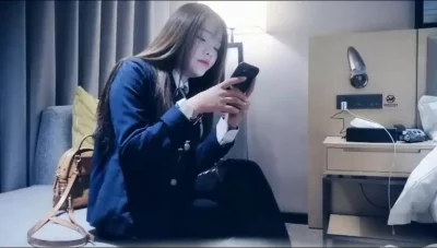 红唇花臂妹子啪啪张开双腿按着大力猛操 !（进群约炮）